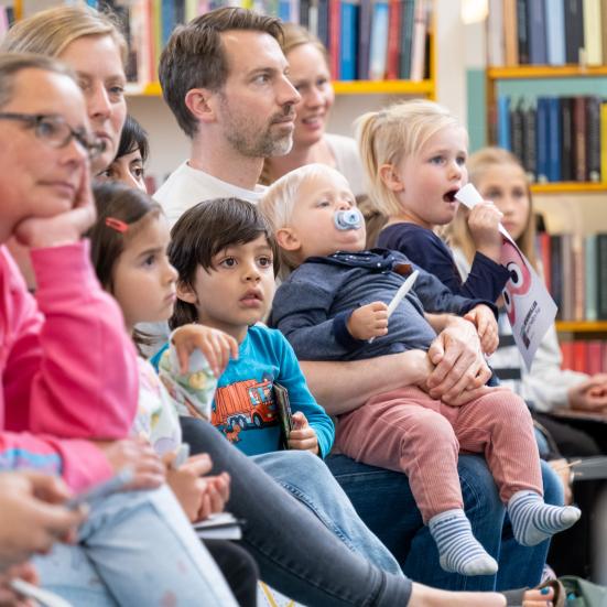 Børnefamilier ved trappen på Flensborg Bibliotek