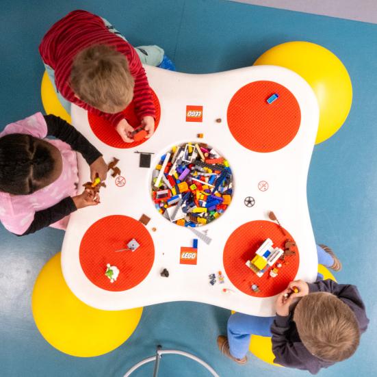 Børn leger med LEGO på Flensborg Bibliotek