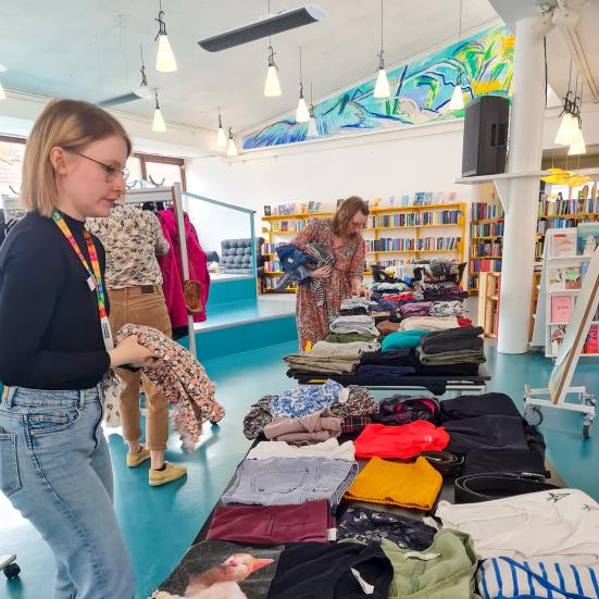 Tøjbyttedag på Flensborg Bibliotek i 2024