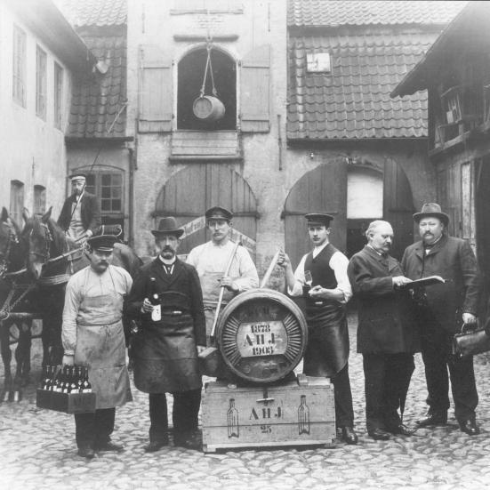 Historisk billede af en af Flensborgs købmandsgårde.
