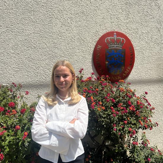 Johanne Marie Juul Olsen foran ambassaden i Addis Ababa