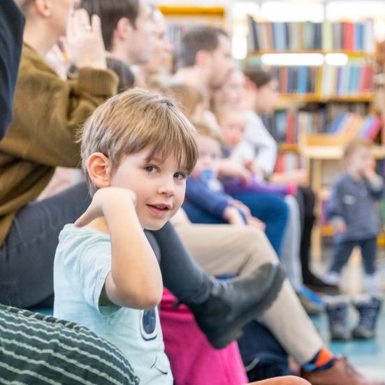 Børn synger sammen på Flensborg Bibliotek