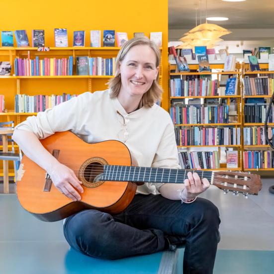 Børnebibliotekar Anne-Marie med sin guitar på Flensborg Bibliotek