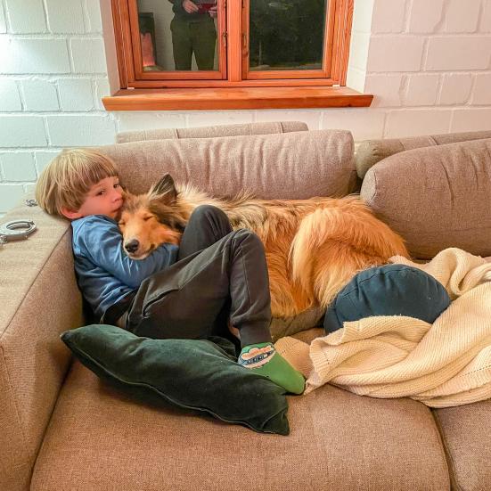 Theo og Elli hygger på sofaen