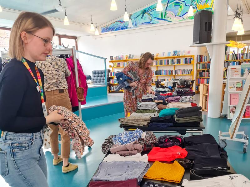 Tøjbyttedag på Flensborg Bibliotek i 2024