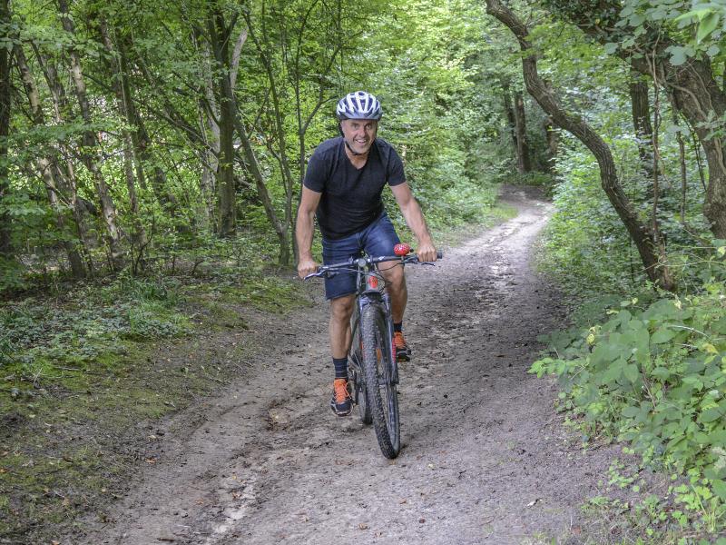 Journalist og forfatter Hans Christian Davidsen cykler langs grænsen