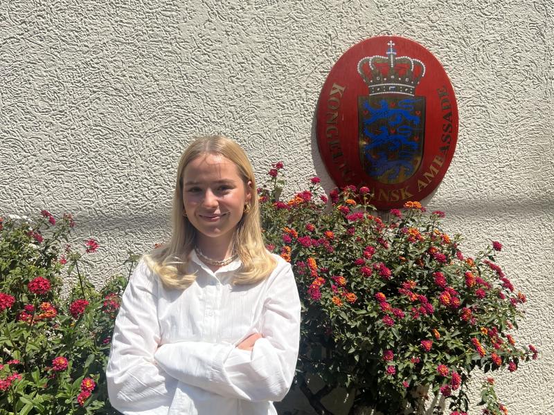 Johanne Marie Juul Olsen foran ambassaden i Addis Ababa