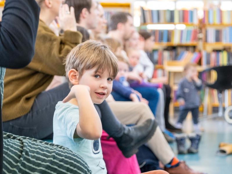 Børn synger sammen på Flensborg Bibliotek