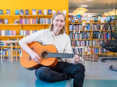 Børnebibliotekar Anne-Marie med sin guitar på Flensborg Bibliotek