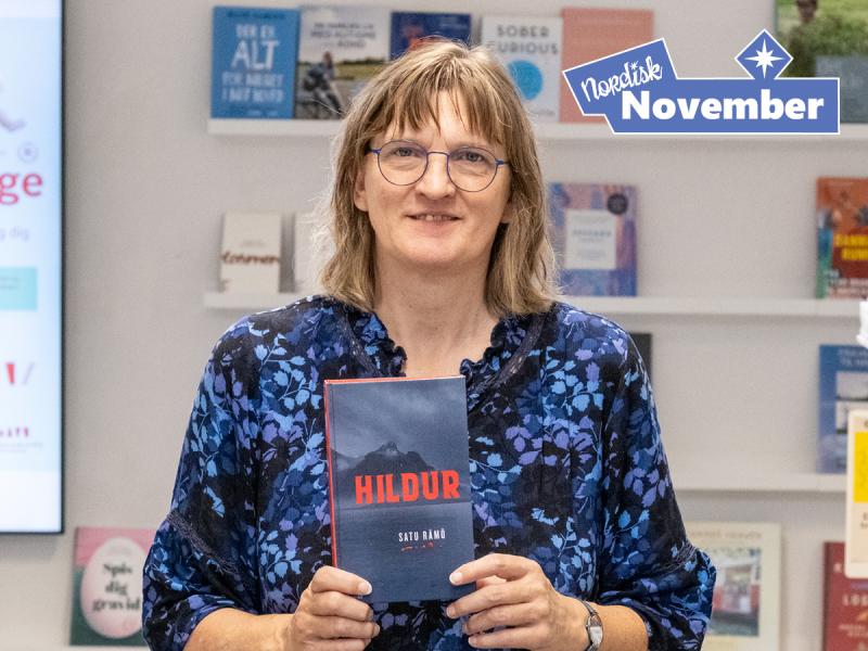 Bibliotekar Lene med Hildur af Satu Rämö