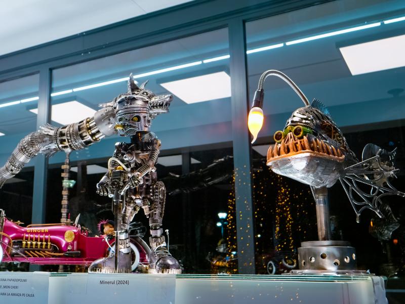 Robot lavet af gamle motordele. Foto; RecCamera, Colourbox