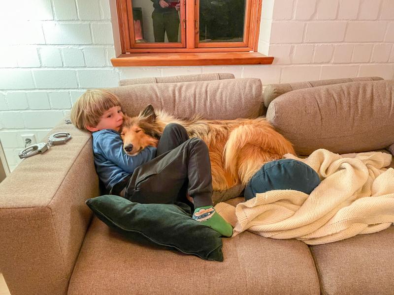 Theo og Elli hygger på sofaen