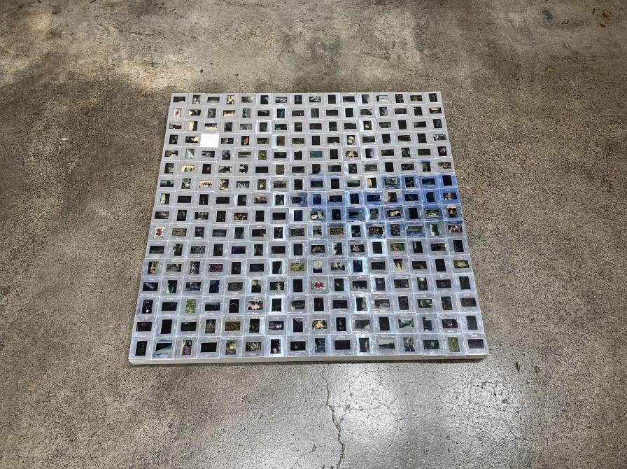 "Der blinde Fleck" af kunstneren Inga Momsen, 2025