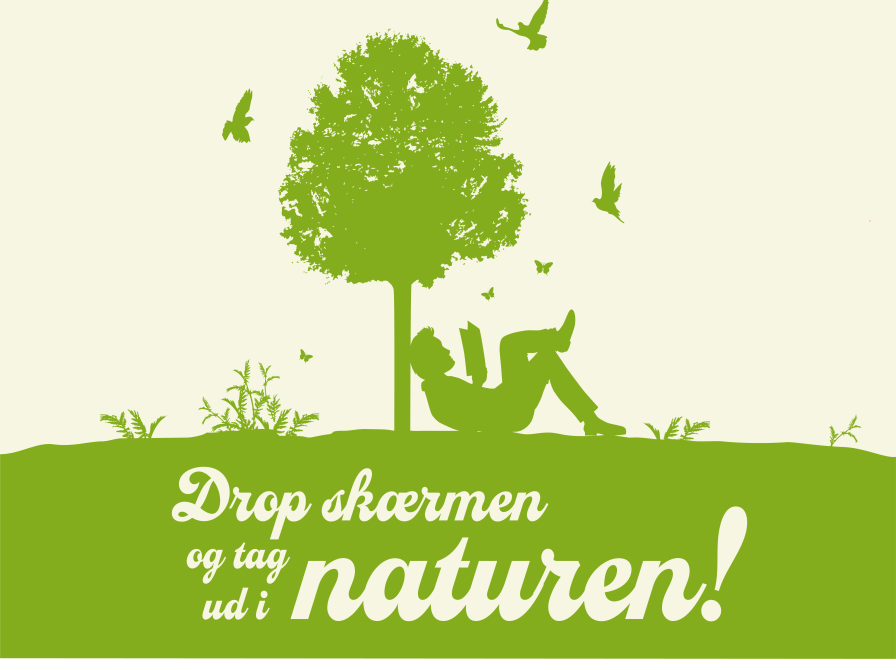 Et menneske sidder under et træ og læser