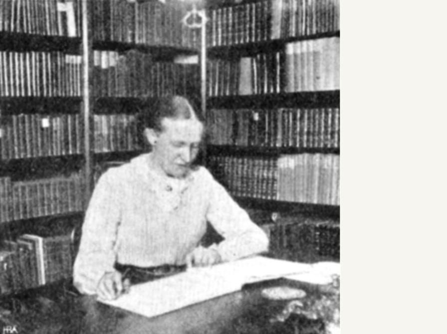 Alexandra Johannsen i det danske bibliotek på Margrethesminde.