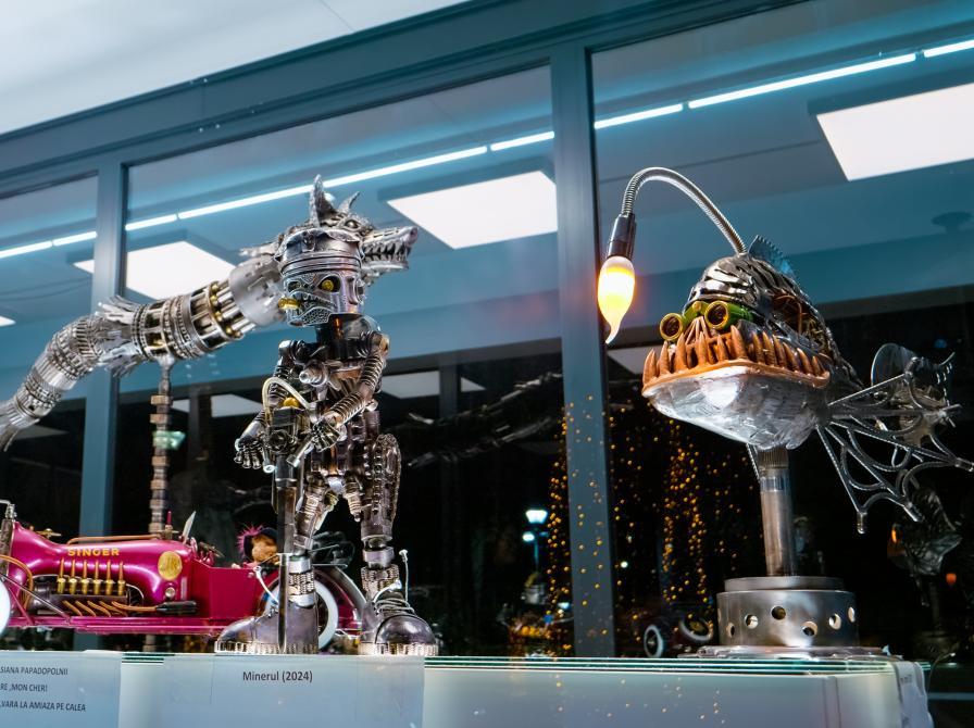 Robot lavet af gamle motordele. Foto; RecCamera, Colourbox