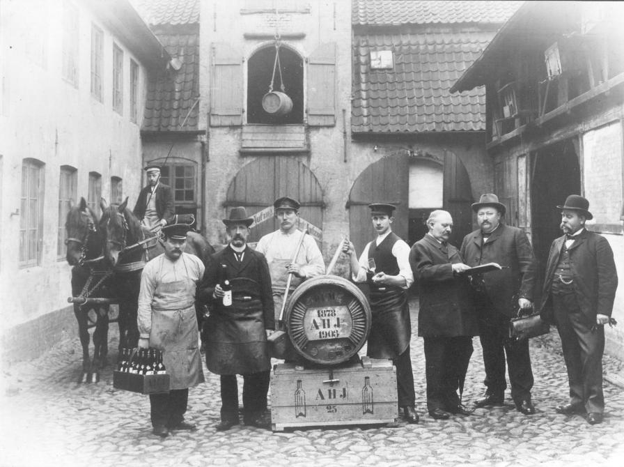 Historisk billede af en af Flensborgs købmandsgårde.