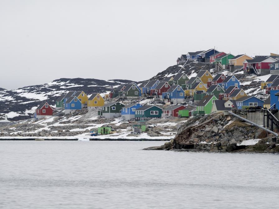Luftfoto af farverige huse i Aasiaat, Grønland