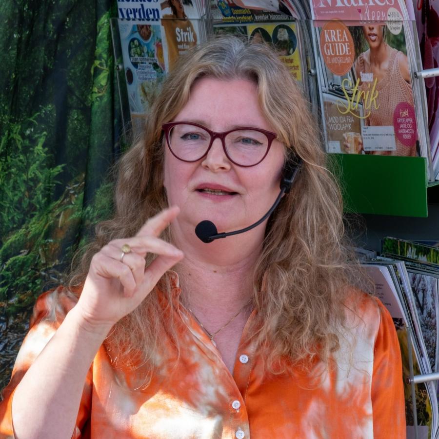 Forfatter Annegret Friedrichsen på bogbusscenen på Kulturmødet Mors 2023