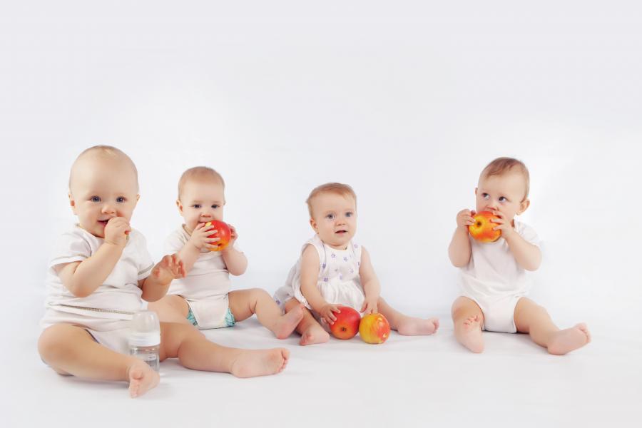 Babyer spiser æbler