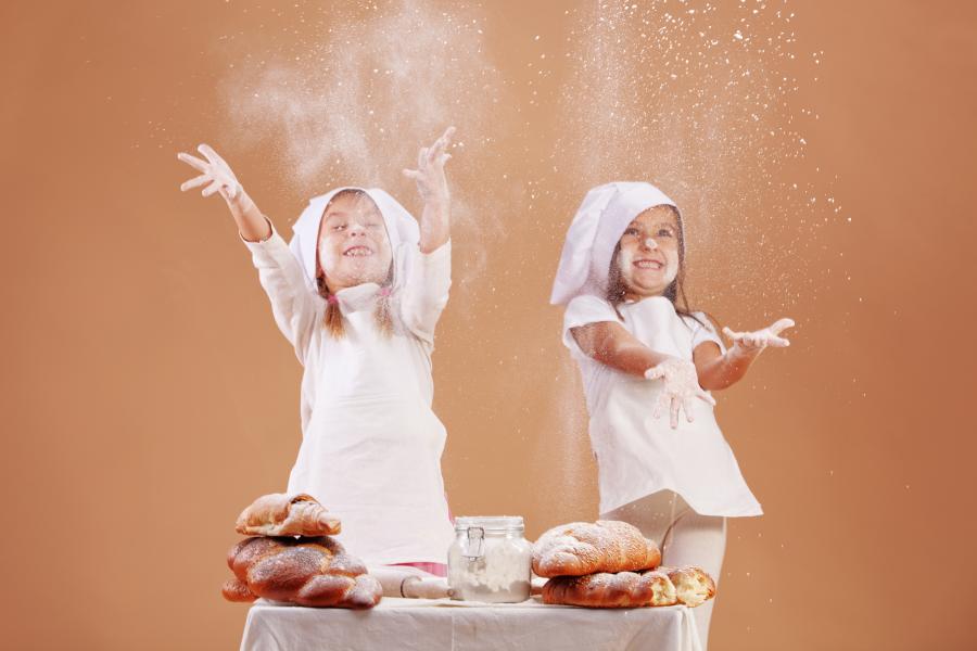 Børn bager. Foto: Colourbox.dk