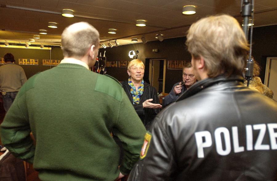 Anke Spoorendonk med politibetjente. Foto: Flensborg Avis