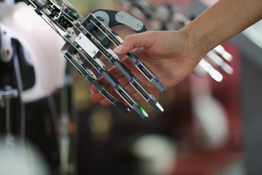 Kunstig intelligens - robot og menneske holder hænder. Foto: Colourbox.dk