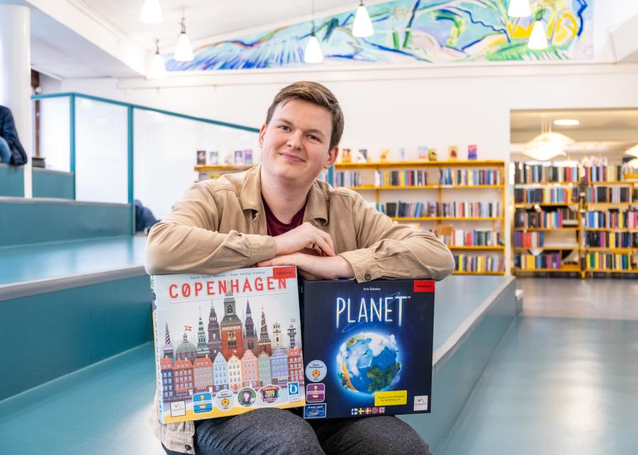Bibliotekar Kristian Ehmsen er vært for spilleaftenen på Flensborg Bibliotek
