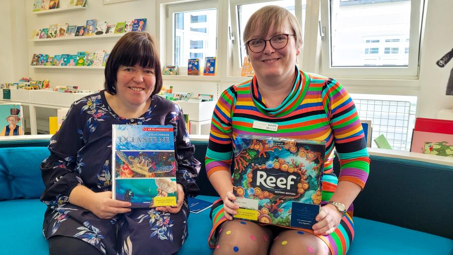 Børnebibliotekarerne Mette og Inge Marie præsenterer bibliotekets nye Læsefamilieposer