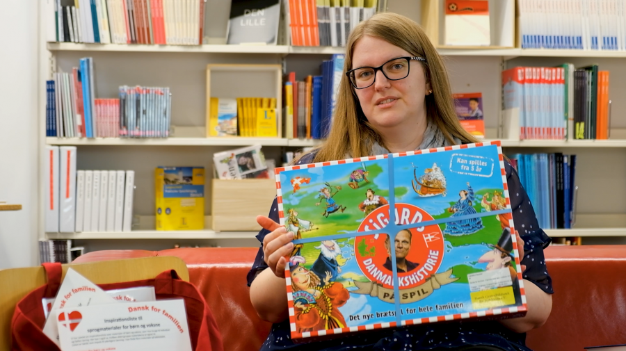 Børnebibliotekar Bente Schwarzbach præsenterer bøger og spil fra bibliotekets nye "Dansk for Familien"-poser